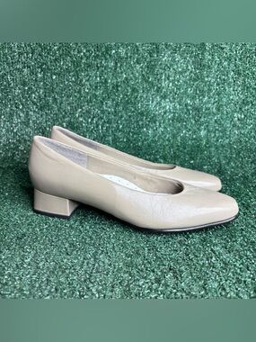 NEW Vintage Easy Spirit Nude Leather Low Heel Pumps Sz 7 Kitten Heel Comfort‎